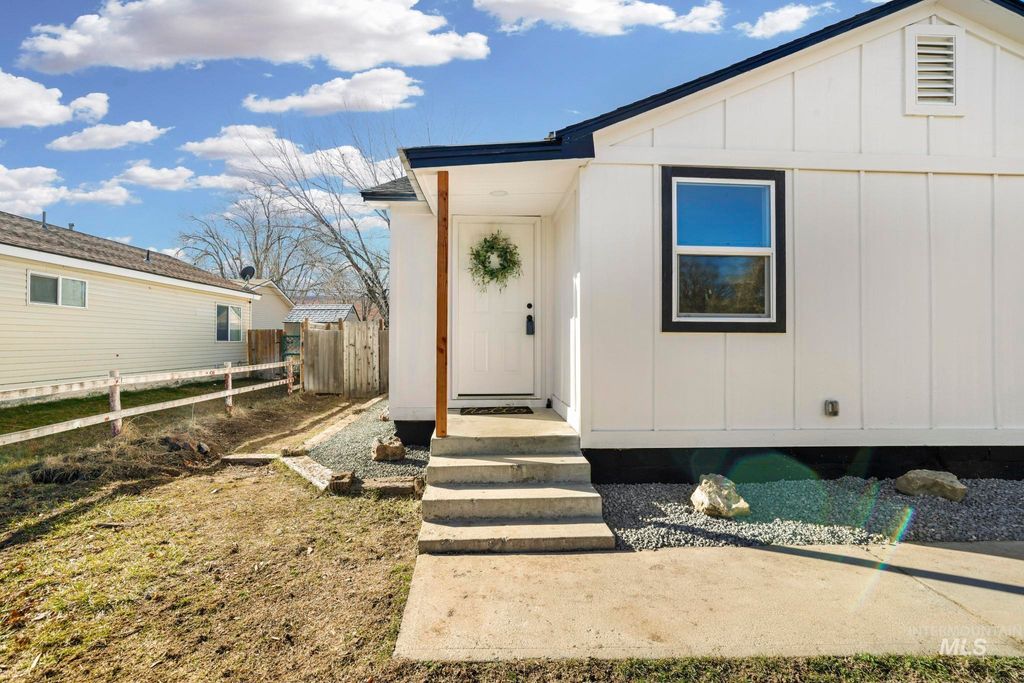 Photo of 1033 Nevada St, Gooding, ID 83330 (MLS # 98971184)