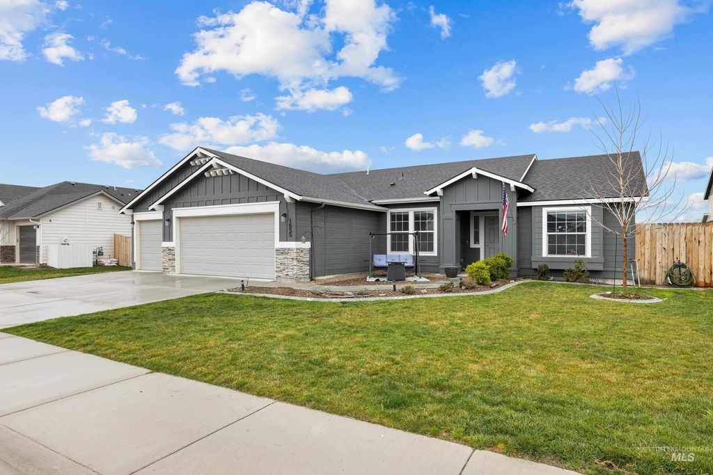 Photo of 1655 SW Accipiter Pl, Mountain Home, ID 83647 (MLS # 98980764)