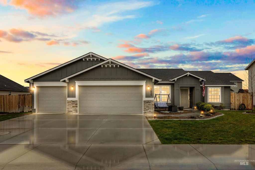 Photo of 1655 SW Accipiter Pl, Mountain Home, ID 83647 (MLS # 98980764)
