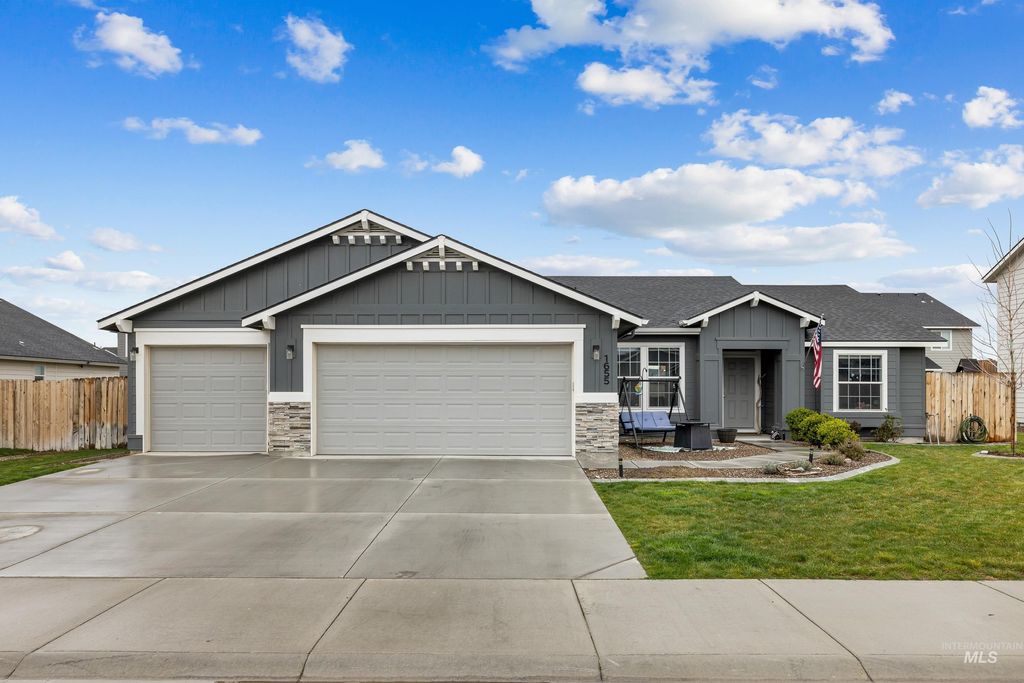 Photo of 1655 SW Accipiter Pl, Mountain Home, ID 83647 (MLS # 98980764)