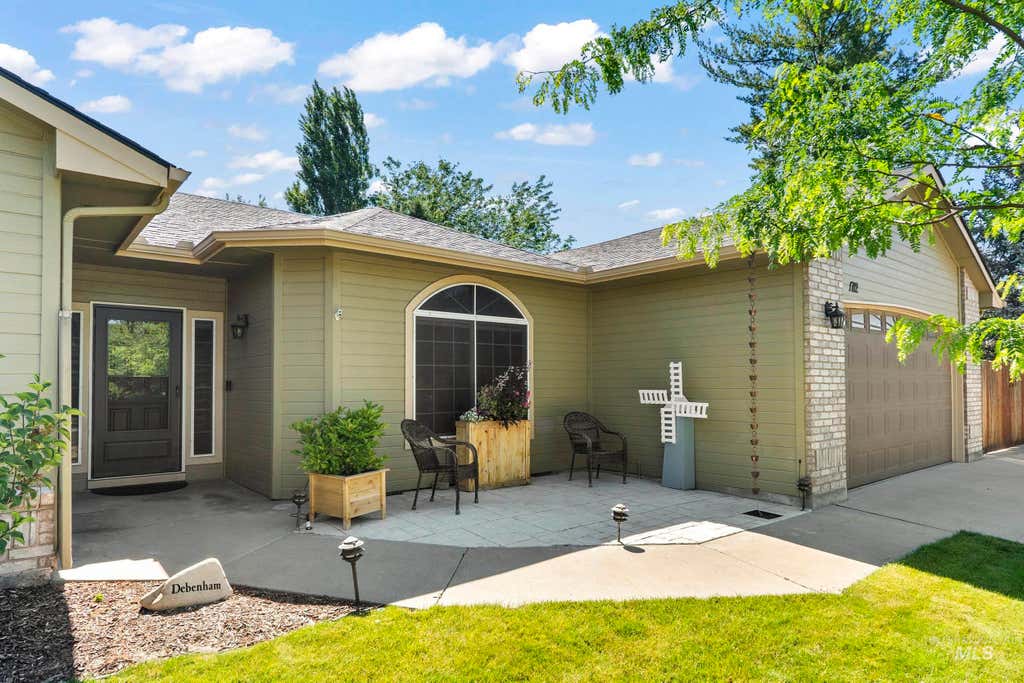 Photo of 1712 N Eagle Creek Way, Eagle, ID 83616 (MLS # 98990528)