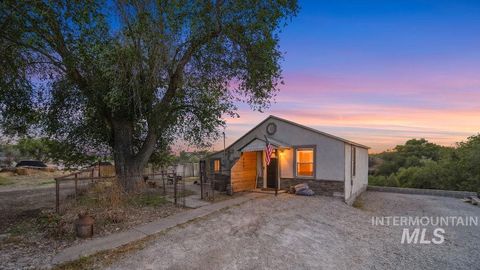 Photo of 645 5th Ave W Ave, Twin Falls, ID 83301 (MLS # 98989576)