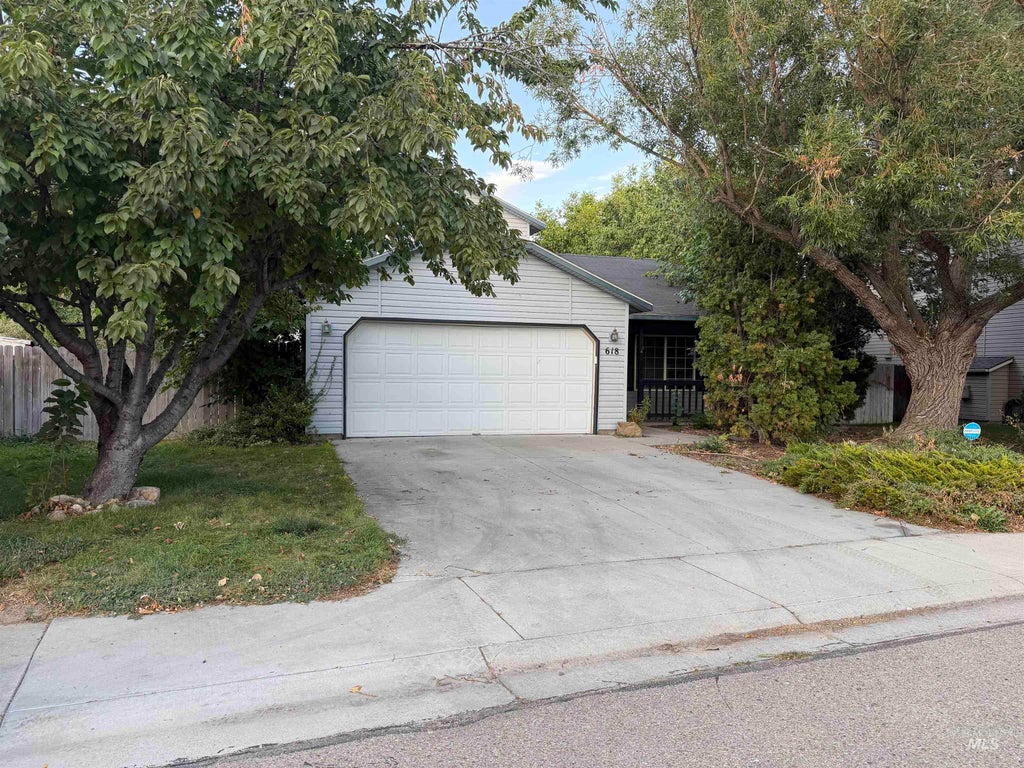 Photo of 618 E Trail Creek Dr, Nampa, ID 83686 (MLS # 99000784)