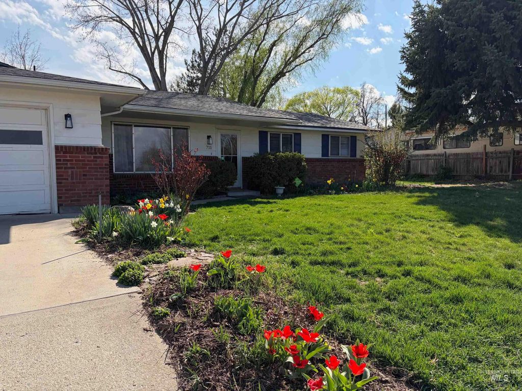 Photo of 711 W Elm St, Caldwell, ID 83605 (MLS # 98979892)