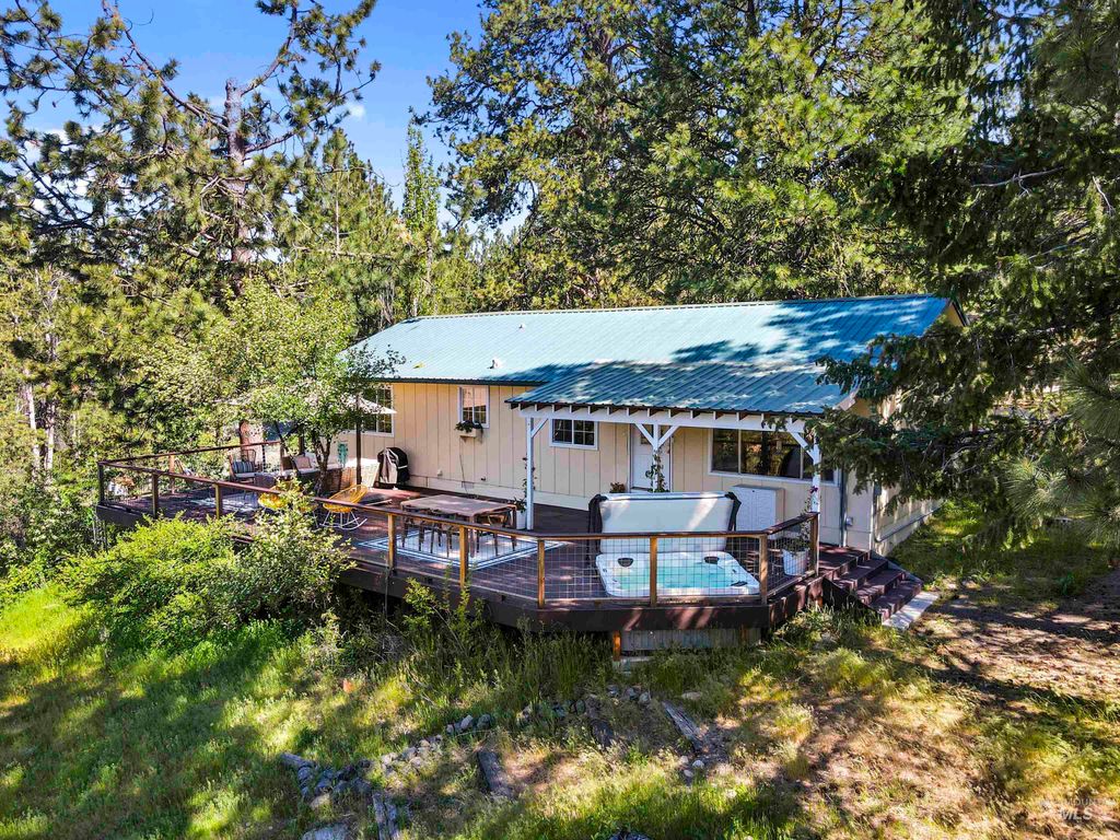 Photo of 3 Laguna Place, Cascade, ID 83611 (MLS # 98987473)