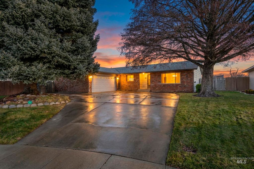 Photo of 80 S Heather Dr, Nampa, ID 83651 (MLS # 98970370)