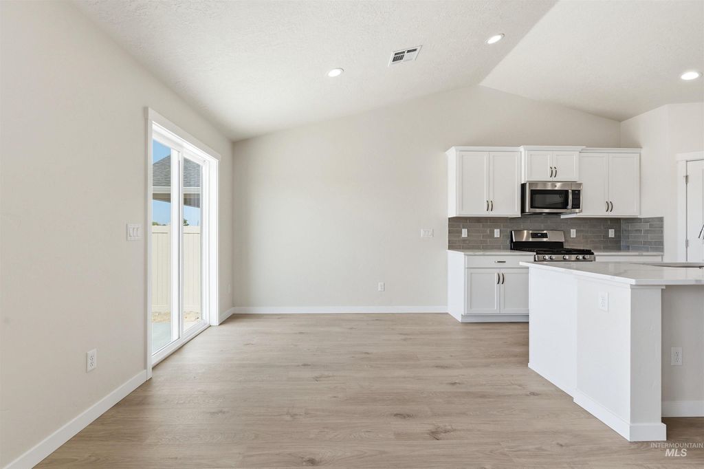 Photo of 1587 SW Silverstone Ave, Mountain Home, ID 83647 (MLS # 98966785)