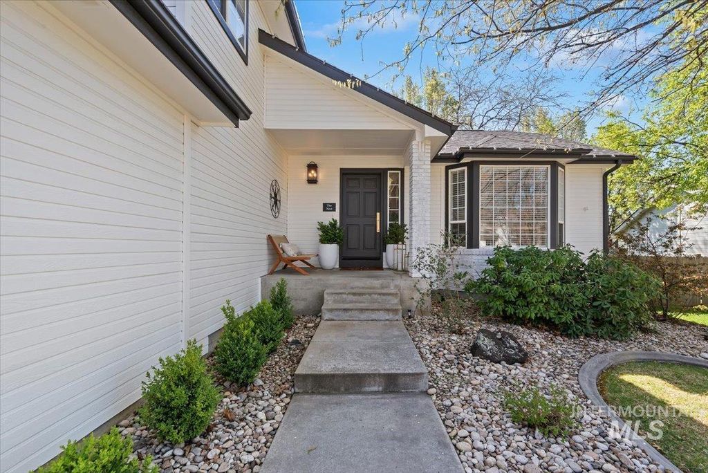 Photo of 1917 E Shalimar Dr, Eagle, ID 83616 (MLS # 98981036)