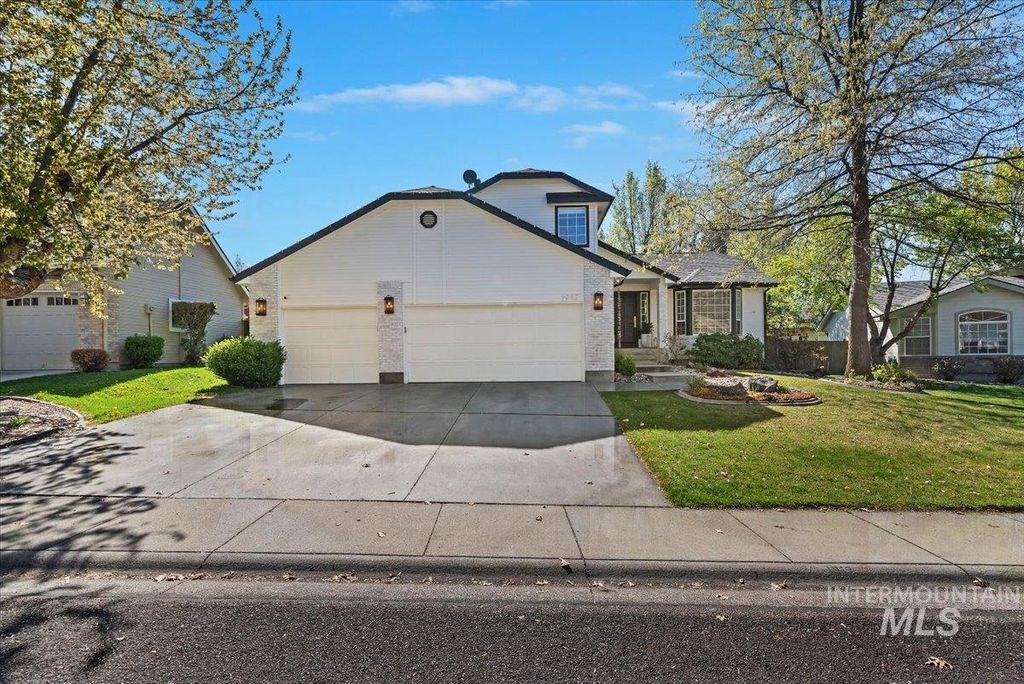 Photo of 1917 E Shalimar Dr, Eagle, ID 83616 (MLS # 98981036)