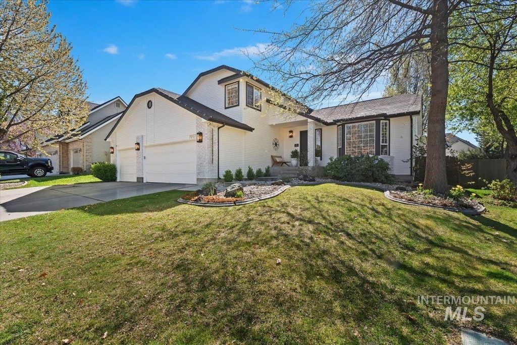 Photo of 1917 E Shalimar Dr, Eagle, ID 83616 (MLS # 98981036)