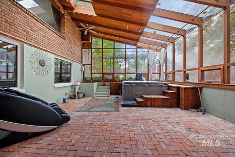 Photo of 385 Sunrise Blvd N, Twin Falls, ID 83301 (MLS # 98963914)