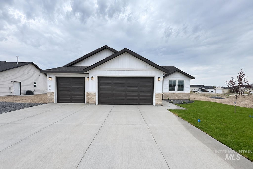 Photo of 979 Tunnel St, Twin Falls, ID 83301 (MLS # 99000540)