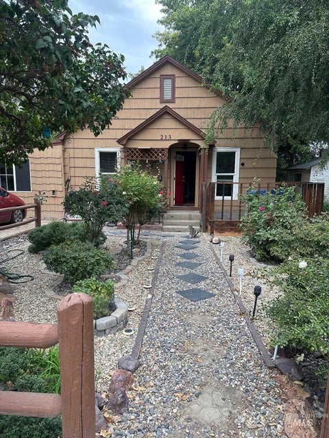 Photo of 213 E Montana AVE, Homedale, ID 83628 (MLS # 98999913)