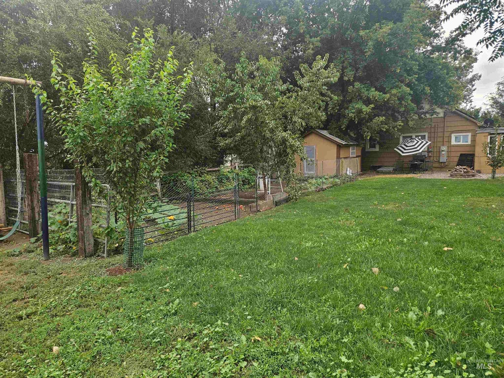 Photo of 213 E Montana AVE, Homedale, ID 83628 (MLS # 98999913)