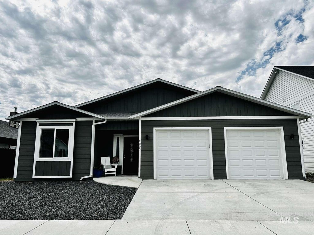Photo of 2003 Westview Dr, Moscow, ID 83843 (MLS # 98999488)