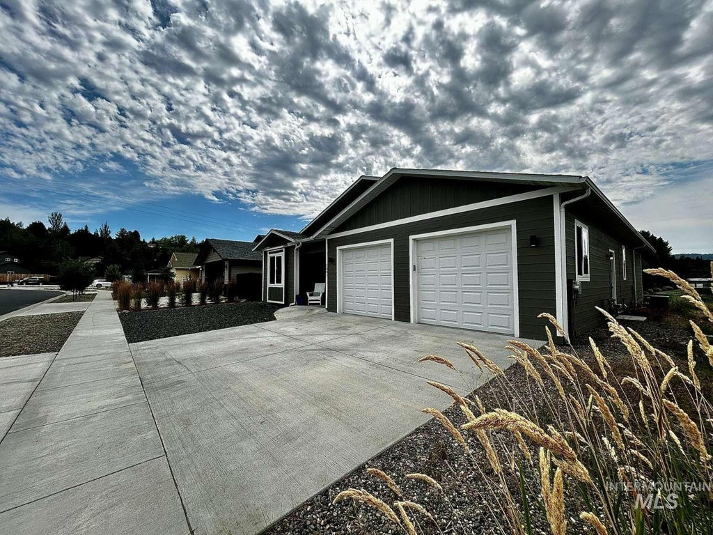 Photo of 2003 Westview Dr, Moscow, ID 83843 (MLS # 98999488)