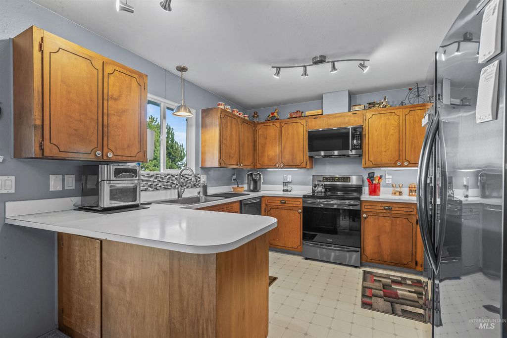 Photo of 1533 Cedar Ave, Lewiston, ID 83501 (MLS # 98971636)