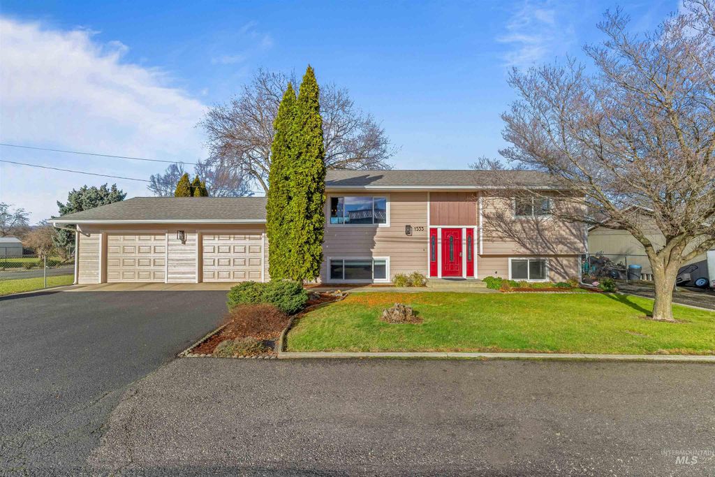 Photo of 1533 Cedar Ave, Lewiston, ID 83501 (MLS # 98971636)