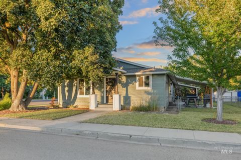 Photo of 110 S S Pine St, Emmett, ID 83617 (MLS # 98958115)