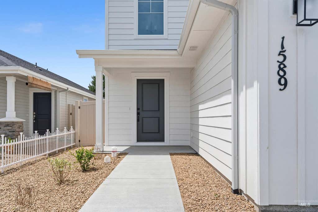 Photo of 1582 SW Silverstone Ave, Mountain Home, ID 83647 (MLS # 98979444)