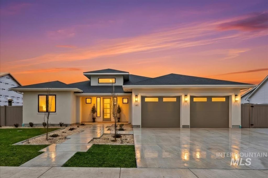 Photo of 141 NE 8th St, Fruitland, ID 83619 (MLS # 98981326)