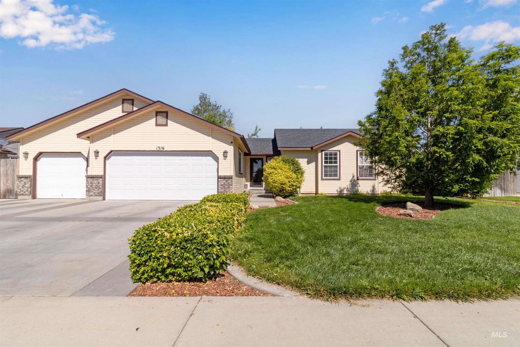 Photo of 1316 Willow Creek Dr, Nampa, ID 83686 (MLS # 98994197)
