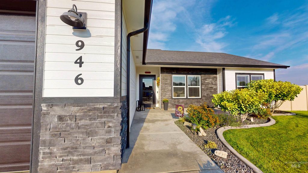 Photo of 946 Kenbrook Loop, Twin Falls, ID 83301 (MLS # 98970827)