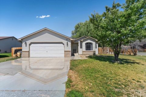 Photo of 910 Gregory Lane, Mountain Home, ID 83647 (MLS # 98959122)