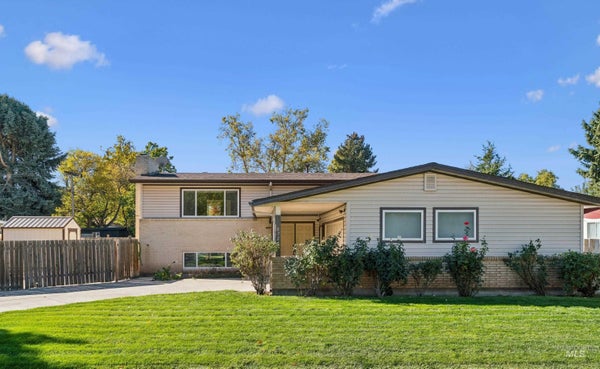 8721 W SAN ANITA DR, BOISE, ID 83704 - Image 6ab8c2c906bd23caa7a657bd4ac2ac0d/3012839626