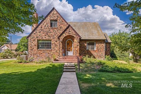 Photo of 1424 Dearborn St, Caldwell, ID 83605 (MLS # 98991270)