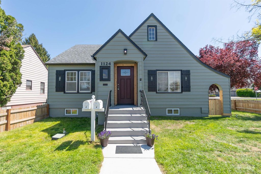 Photo of 1124 14th Ave S AVE, Nampa, ID 83651 (MLS # 98986542)