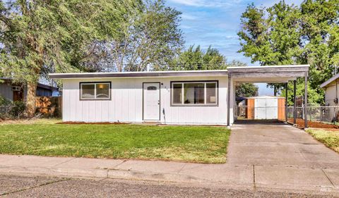 Photo of 665 S 13th East, Mountain Home, ID 83647 (MLS # 98986123)