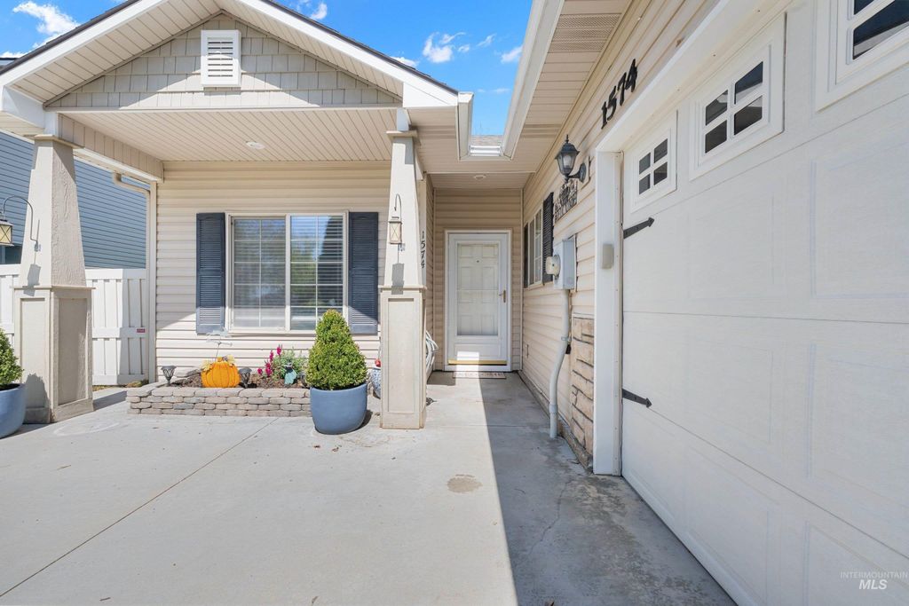 Photo of 1574 N Wintertree Avenue, Meridian, ID 83642 (MLS # 98983259)