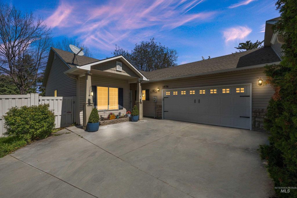 Photo of 1574 N Wintertree Avenue, Meridian, ID 83642 (MLS # 98983259)