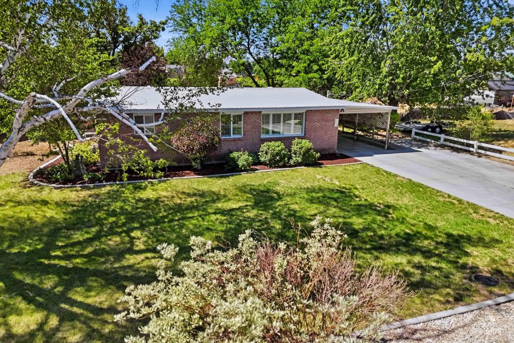 Photo of 1725 E Sherman Ave, Nampa, ID 83686 (MLS # 98991101)