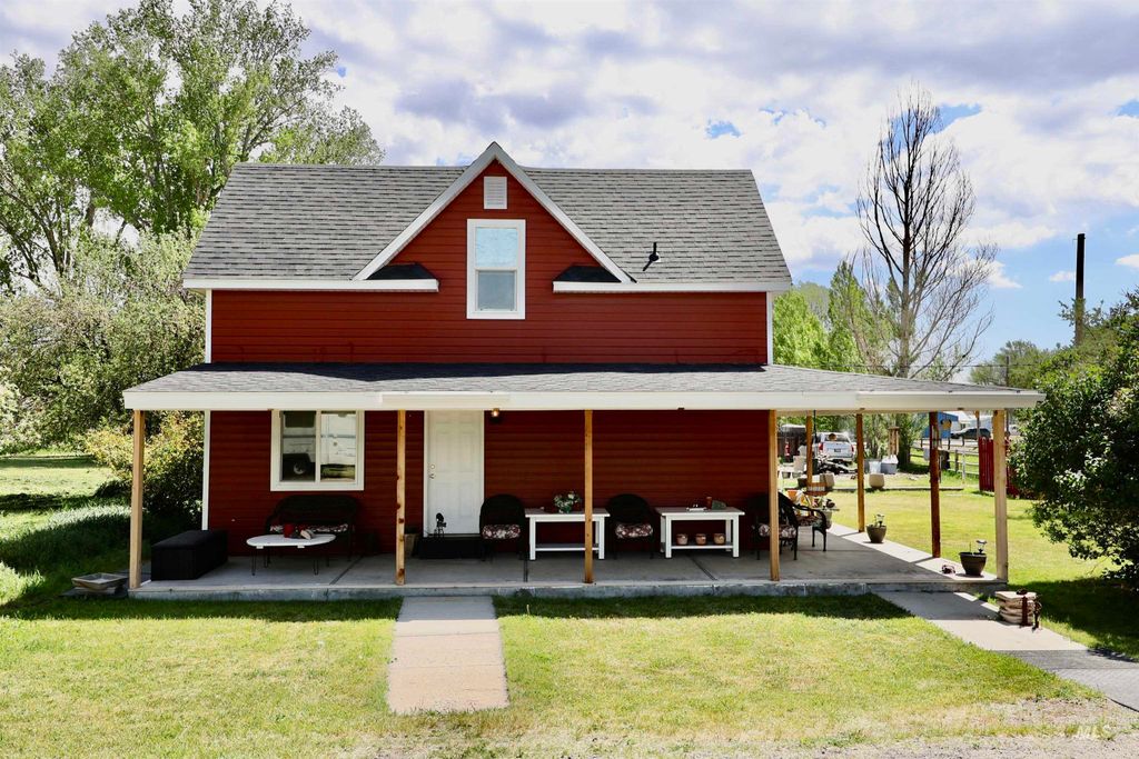 Photo of 306 Wroten St, Jordan Valley, OR 97910 (MLS # 98986313)