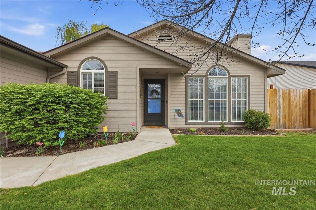 Photo of 428 W Woodbury Dr, Meridian, ID 83646 (MLS # 98981902)