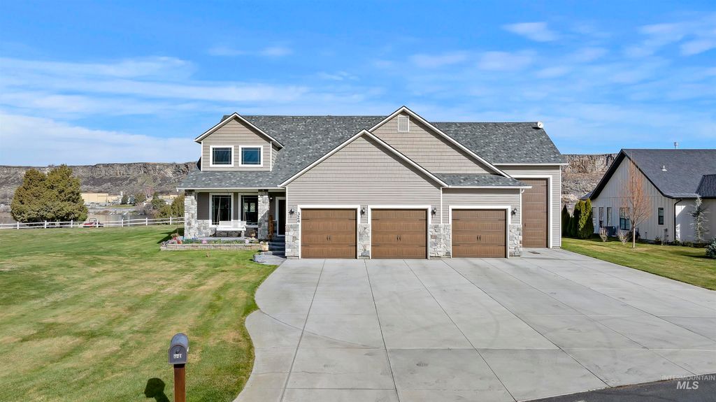 Photo of 324 Clear Creek Ln, Buhl, ID 83316 (MLS # 98978194)