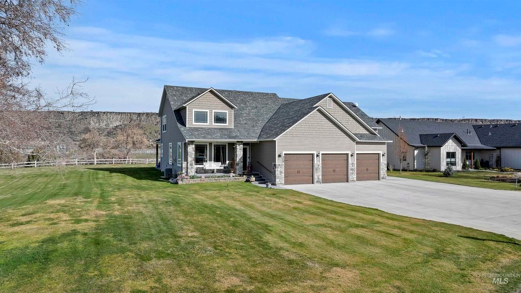 Photo of 324 Clear Creek Ln, Buhl, ID 83316 (MLS # 98978194)