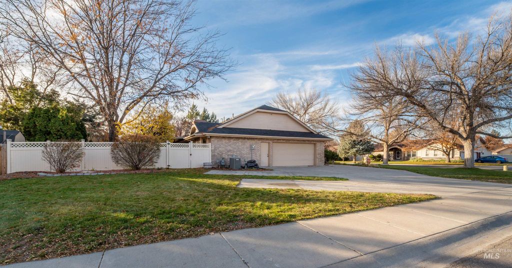 Photo of 1840 Candleridge Dr, Twin Falls, ID 83301 (MLS # 98966782)