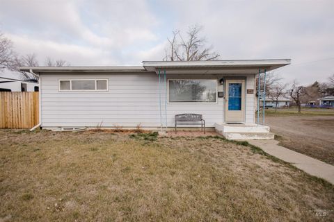 Photo of 107 Baker Dr, Mountain Home, ID 83647 (MLS # 98972030)