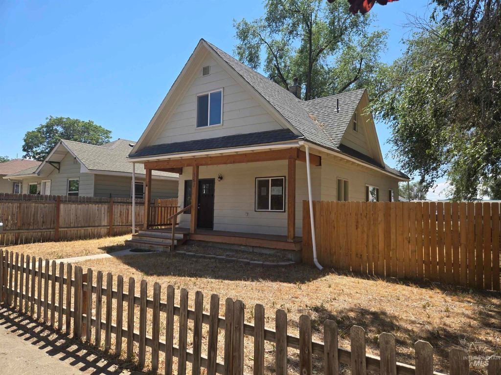 Photo of 361 W 3rd Ave, Twin Falls, ID 83301 (MLS # 98957146)