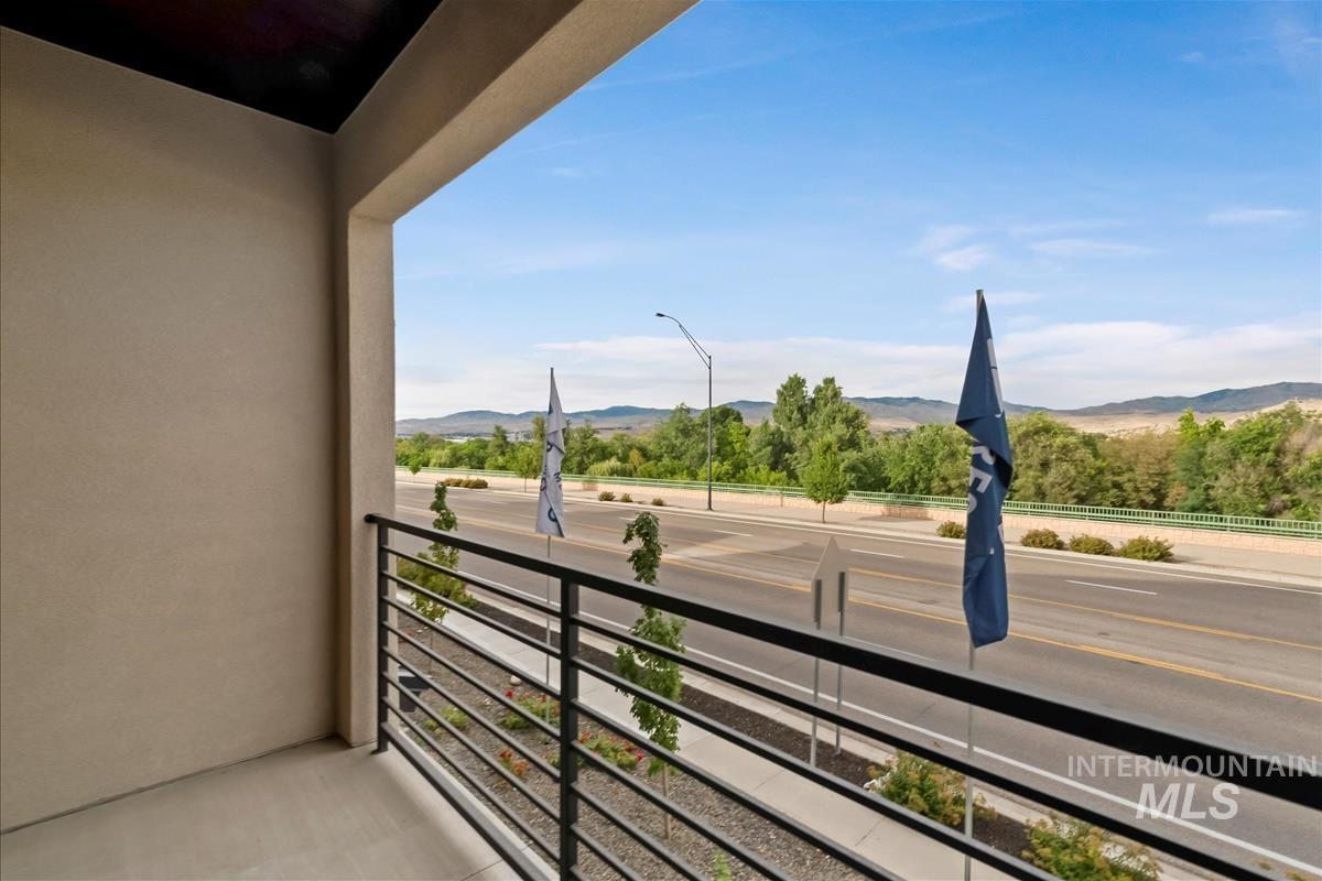 Balcony featuring a mountain view