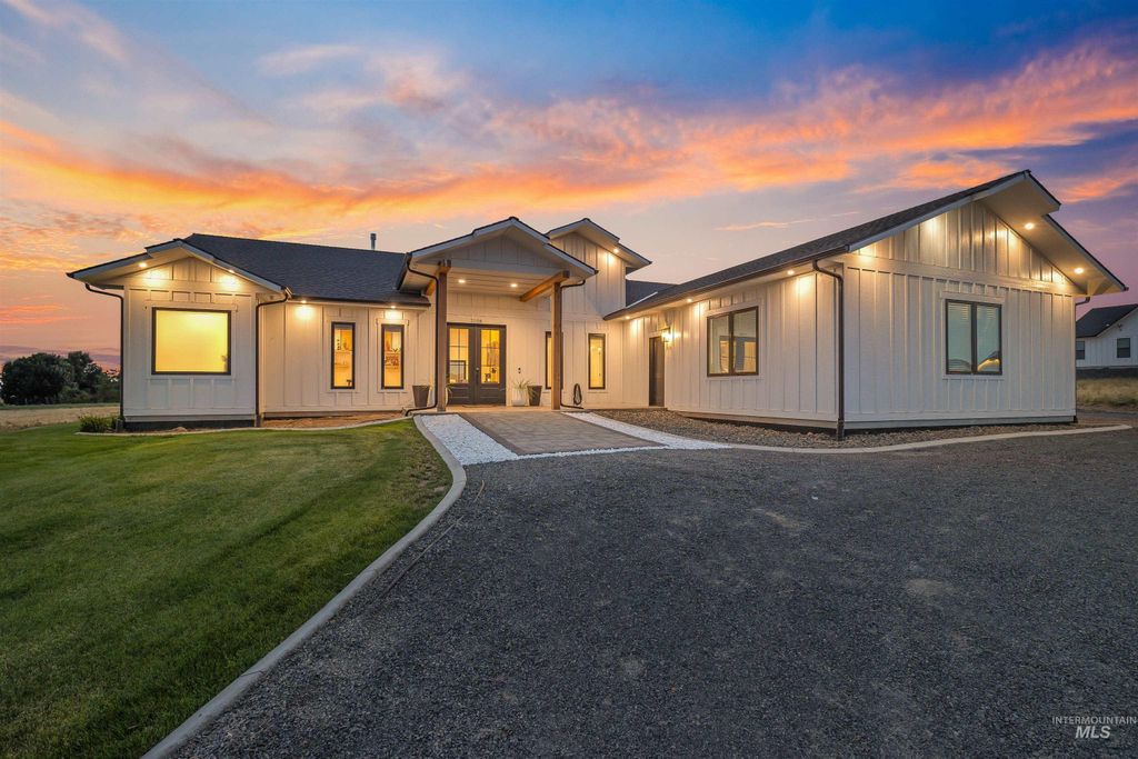 Photo of 2108 Vinifera Blvd, Lewiston, ID 83501 (MLS # 98959641)
