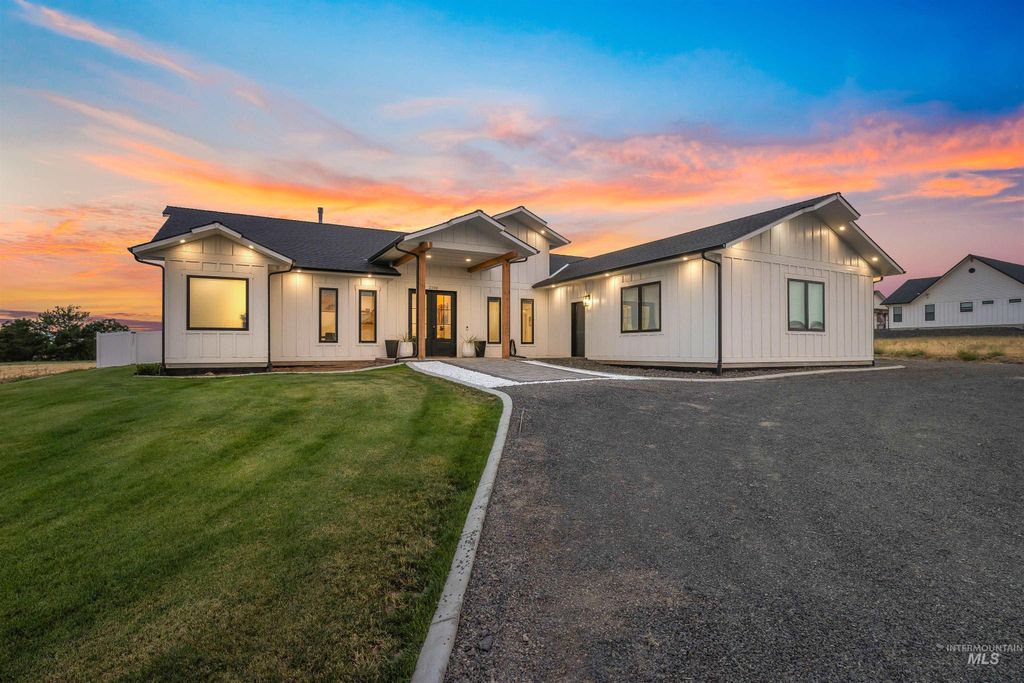 Photo of 2108 Vinifera Blvd, Lewiston, ID 83501 (MLS # 98959641)