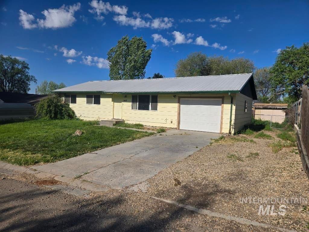 Photo of 307 N 8th St, Parma, ID 83660 (MLS # 98985285)