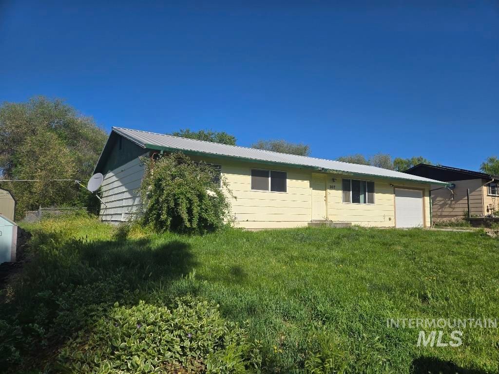 Photo of 307 N 8th St, Parma, ID 83660 (MLS # 98985285)