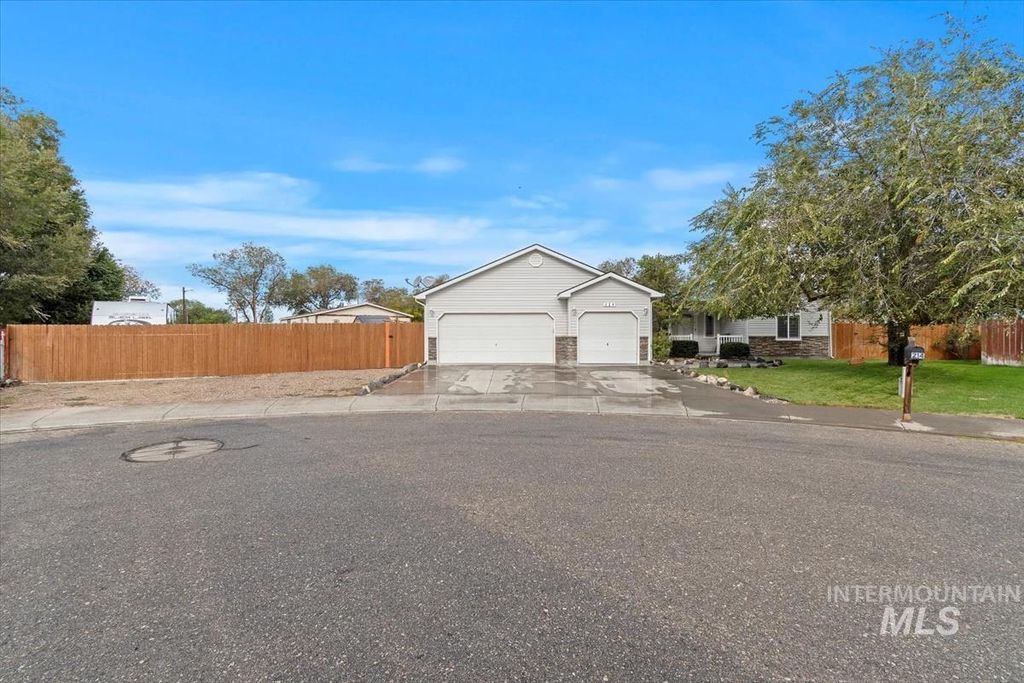Photo of 214 NE Cisco Ct, Mountain Home, ID 83647 (MLS # 98963943)