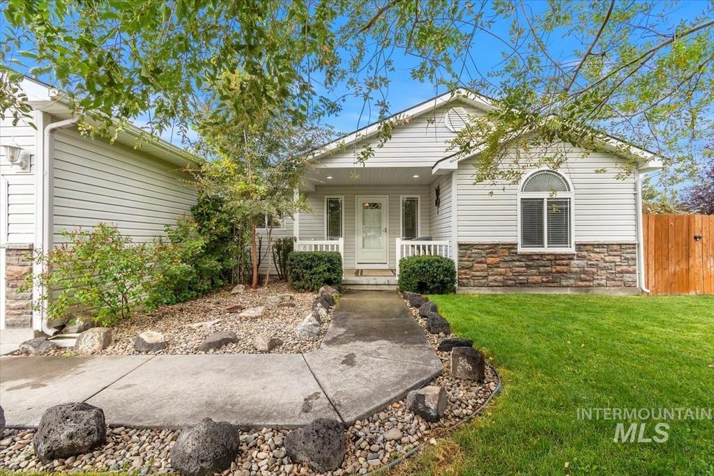 Photo of 214 NE Cisco Ct, Mountain Home, ID 83647 (MLS # 98963943)