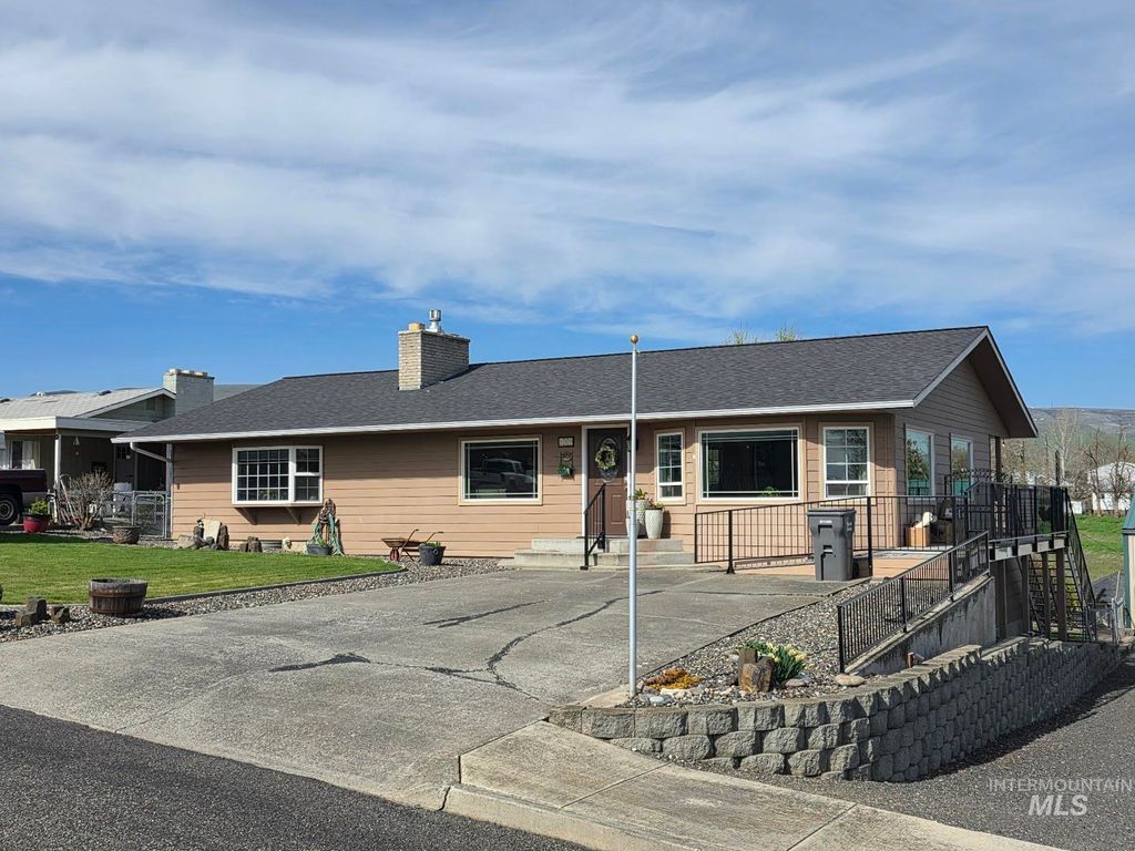 Photo of 1008 Lambert Court, Clarkston, WA 99403 (MLS # 98980317)